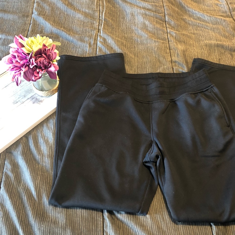 Black semi-fitted sweatpants